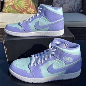 Air Jordan 1 Mid
Purple Pulsation/Artic Punch